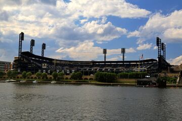 El estadio de los Pirates tiene una de las vistas más hermosas y memorables de la MLB. El recinto de Pittsburgh presenta en el fondo el 6th Street Bridge, el cual fue renombrado como “Roberto Clemente Bridge” en honor al antiguo pelotero del equipo.