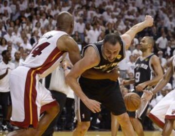 Ray Allen de los Miami Heat realiza una falta a Manu Ginobili de San Antonio Spurs