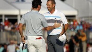 Sergio García felicita a Rory McIlroy.