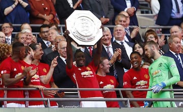 Eric Bailly levanta la Community Shield con el Manchester United.