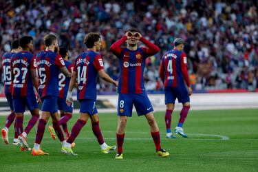 Doblete del mago canario. Salió en el minuto 61 y en media hora le dio tiempo para erigirse en el mejor jugador del partido y marcar dos goles. Con la Eurocopa a las puertas, el mediocentro del Barcelona se resiste a quedarse fuera de la gran competición y manda mensajes directos al seleccionador Luis de la Fuente.
