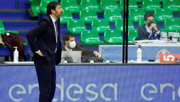 GRAF3294. BURGOS, 29/12/2020. El técnico de Retabet Bilbao, Alex Mumbrú, durante el encuentro correspondiente a la fase regular de la liga Endesa que han disputado esta noche frente a San Pablo Burgos en el Coliseum de la capital burgalesa. EFE/Santi Otero.