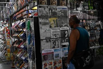 Un hombre mira las portadas de los diarios brasileños que llevan en su portada la muerte de la leyenda del fútbol brasileño Pelé en un quiosco de prensa de la ciudad de Río de Janeiro en Brasil.
