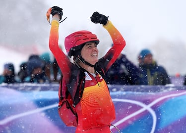 Ana Alonso celebra la medalla de bronce en una jornada histórica para el deporte de invierno español. 
