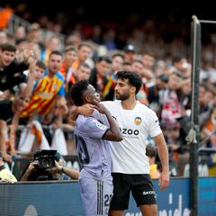 En libertad los tres aficionados del Valencia detenidos por los insultos racistas a Vinicius
