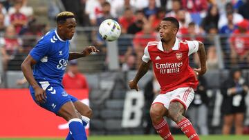 Yerry Mina y Gabriel Jesús en un Everton vs Arsenal