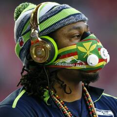 Marshawn Lynch es Santa Claus para los niños de Oakland