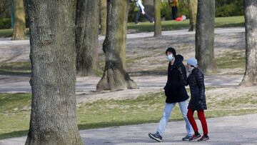 Dos ciudadanos belgas caminan juntos por un parque.