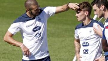 Benzema bromea con Griezmann durante la concentración de Francia en el Mundial de Brasil.