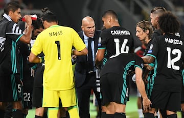 El 8 de agosto de 2017 consiguió su sexto título como entrenador del Real Madrid, fue al ganar al Manchester United la Supercopa de Europa en Skopje. En la foto, Zidane da instrucciones al equipo. 
 