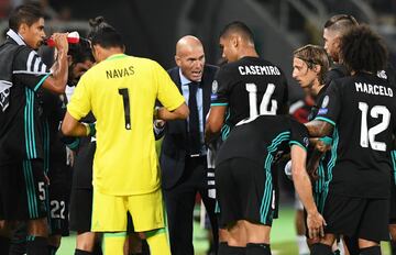 El 8 de agosto de 2017 consigui¨® su sexto t¨ªtulo como entrenador del Real Madrid, fue al ganar al Manchester United la Supercopa de Europa en Skopje. En la foto, Zidane da instrucciones al equipo.