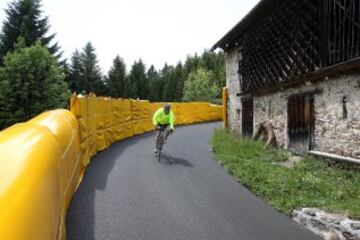 El peligro del monte Crostis es su sterrato mal compactado en los últimos 2,5 kilómetros, sin vallas, quitamiedos o nada que evitara una caída al vacío, excepto en ciertas zonas o curvas de riesgo máximo que la organización del Giro de Italia instaló. 