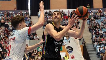 Giorgi Shermadini lanza a canasta ante Marek Blazevic durante el Monbus Obradoiro-Lenovo Tenerife de la Liga Endesa.