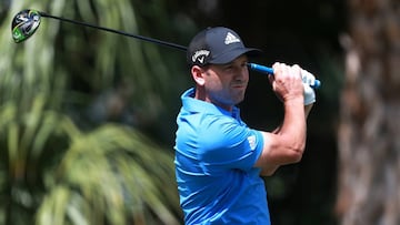 Sergio Garc&iacute;a golpea la bola durante la primera jornada del Honda Classic en el PGA National Resort and Spa en Palm Beach Gardens, Florida.