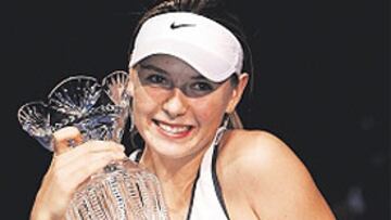 <b>BELLEZA DE CRISTAL. </b>Sharapova, con el trofeo de 2004.