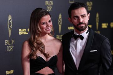 La influencer Ines Tomaz y su esposo, el centrocampista portugués del Manchester City Bernardo Silva, posan antes de la ceremonia de entrega del Balón de Oro de Fútbol de Francia 2023 en el Theatre du Chatelet de París.