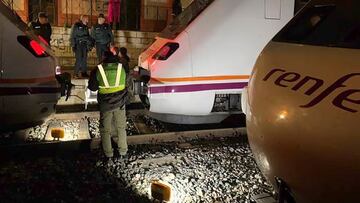 MÁLAGA, 16/12/2023.- Dos trenes de Media Distancia de Renfe han chocado este sábado en la zona de los túneles de El Chorro, en Málaga, sin que se hayan registrado heridos entre los cerca de 200 pasajeros que viajaban en los dos convoyes, según las primeras informaciones. Hasta la zona se han desplazado efectivos del Consorcio Provincial de Bomberos de Málaga, que han comenzado a evacuar a los pasajeros de uno de los trenes, el que ha sufrido mayor afectación, al quedar semivolcado. El otro convoy no tiene daños aparentes, según fuentes de este cuerpo. EFE/Consorcio Provincial De Bomberos De Málaga  *****SOLO USO EDITORIAL/SOLO DISPONIBLE PARA ILUSTRAR LA NOTICIA QUE ACOMPAÑA (CRÉDITO OBLIGATORIO) *****
