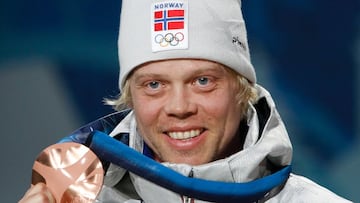 Audun Grønvold con su medalla de bronce de Ski Cross de los Juegos Olímpicos de Invierno de Vancouver 2010