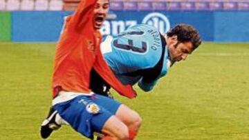 <b>PIDIÓ LA ROJA. </b>Villa reclamó la expulsión de Alberto: creyó que cogió el balón fuera del área.