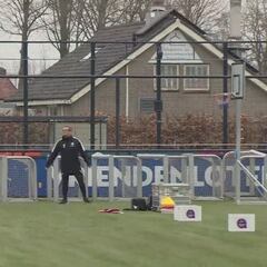 Por eso se dedicó al fútbol: Santiago Giménez y su fail en el baloncesto