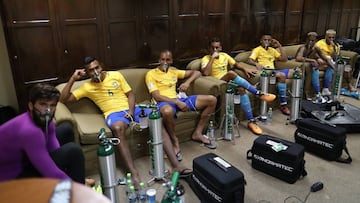 Los jugadores de Brasil reciben oxígeno tras jugar ante Bolivia