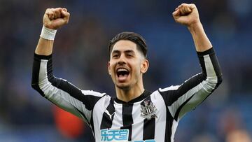 Ayoze celebra un gol con el Leicester.