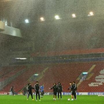 La cola del huracán que azota Inglaterra se dejó notar en la sesión del Madrid.