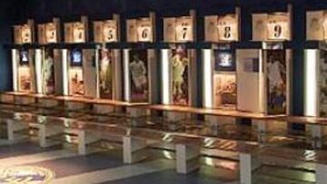 <b>REPRODUCCIONES</B>. A lo largo de todo el Parque de Atracciones, la presencia del Real Madrid es constante. Las exposiciones multimedia y las reproducciones de los trofeos y los vestuarios (en la imagen), los visitantes podrán recorrer los cien años de historia del club.