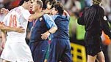 <b>INDIGNADO. </b>Ruud es sujetado por Ronaldo, compañero en el United.