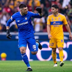 Tiago Volpi ya es un portero goleador histórico de la Liga MX