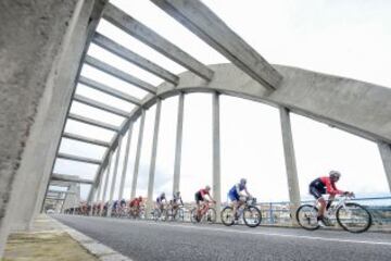 Alberto Contador lidera el grupo en el paso del puente sobre el río Ebro en Tortosa.