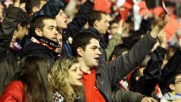 <b>PRESIÓN. </b>La afición del Rayo pide a Ruiz-Mateos que venda el Rayo con tarjetas rojas y pañoladas.