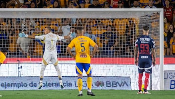 AME8792. MONTERREY (MÉXICO), 12/04/2025.- Nahuel Guzman de Tigres da la espalda a Sergio Ramos de Monterrey durante un penalti este sábado, en un partido de la Liga MX entre Tigres y Monterrey, en el estadio Universitario de Monterrey (México). EFE/Miguel Sierra