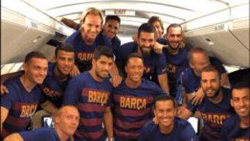 La expedición del FC Barcelona en el avión