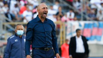 Futbol, Universidad Católica vs Universidad de Chile.
Fecha 8, campeonato Nacional 2022.
El entrenador de Universidad Catolica Cristian Paulucci, dirige a sus jugadores durante el partido de primera division contra Universidad de Chile en el estadio San Carlos de Apoquindo.
Santiago, Chile.
02/04/2022
Marcelo Hernandez/Photosport
Football, Universidad Católica vs Universidad de Chile.
8 th date, 2022 National Championship.
Universidad Catolica’s head coach Cristian Paulucci gives instructions to his players during the first division match against Universidad de Chile at San Carlos de Apoquindo stadium.
Santiago, Chile.
02/04/2022
Marcelo Hernandez/Photosport