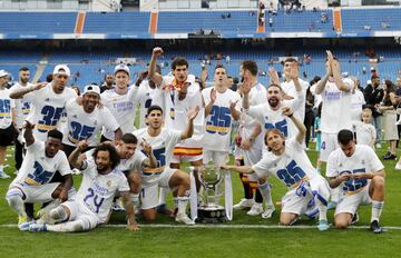 El equipo posa con la Copa de campeones de Liga. 