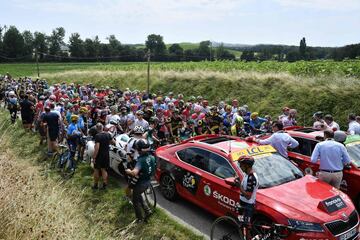 Protests and tear gas in the 16th stage of the Tour de France