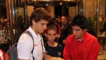 <b>CON GANAS. </b>El Athletic llegó anoche a Málaga con mucha necesidad y la moral alta. En la imagen Llorente firmando autógrados.
