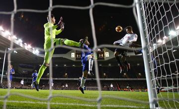 Dele Ali bate a Courtois para hacer el segundo en su cuenta y en la de su equipo.