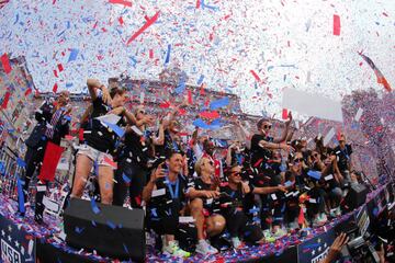 La selección femenil de Estados Unidos se coronó el domingo al vencer en la final del Mundial a Holanda. Hoy desfilaron en las calles de Broadway, New York.