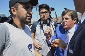 Concluido el Clásico Capitalino, Miguel Herrera fue molestado por un fotógrafo que le gritó ''Perdedor''. El ''Piojo' denunció el acto con el comisionado y al implicado se le quitó la acreditación y fue vetado del Olímpico.