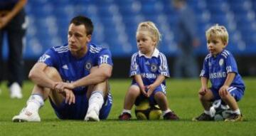 John Terry junto a sus hijos viendo calentar a sus compañeros del Chelsea tras un partido de Premier League ante el Tottenham Hotspur en 2009.