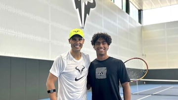 Abdullah Shelbayh posa junto a Rafa Nadall