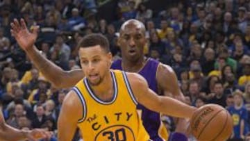 Stephen Curry supera la defensa de Kobe Bryant.