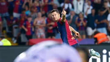 BARCELONA, 24/08/2024.- El delantero del Barcelona Robert Lewandowski celebra tras marcar el segundo gol ante el Athletic, durante el partido de Liga en Primera División que FC Barcelona y Athletic Club disputan este sábado en el Estadio Olímpico Lluis Companys. EFE/Quique García