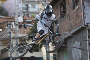 Los mejores exponentes del downhill recorrieron las calles de varios barrios de la comuna trece de Medellín. Con el evento se buscaba que el recorrido de 2260 metros se convierta en un nuevo récord mundial. Los Récord Guiness enviaron dos representantes para avalarlo. Uno de los participantes fue el mejor de la modalidad, el estadounidense Nicholi Rogatkin.