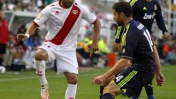 El Chori, ante Xabi Alonso en el Rayo-Madrid de la primera vuelta.