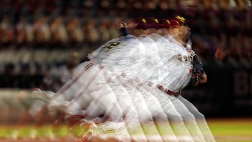 MEX2313. MEXICALI (MÉXICO), 07/02/2025.- Fotografía de múltiple exposición de James Endersby de Venezuela lanzando una bola este jueves, durante un juego de la fase de grupos de la Serie del Caribe de Beisbol 2025, entre Puerto Rico y Venezuela en el estadio Nido de los Águilas en la ciudad de Mexicali, Baja California (México). EFE/ Sáshenka Gutiérrez