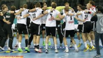 Los jugadores de la selecci&oacute;n alemana celebran su triunfo frente a Macedonia, en el partido de octavos de final del Mundial de Balonmano Espa&ntilde;a 2013, jugado esta tarde en el Palau Sant Jordi de Barcelona. 