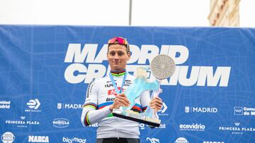Mathieu van der Poel, con el trofeo de campeón del Madrid Criterium.